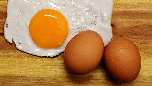 El huevo tiene grasas saturadas y colesterol, y NO es malo para el corazón. ¿Cuántos se pueden comer al día?
